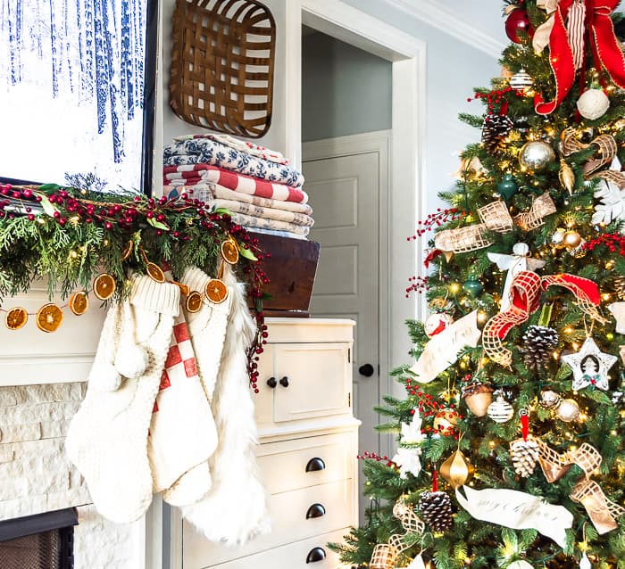 Christmas tree decorations: How to choose a colour scheme - The English Home