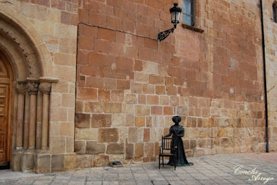 Escultura en bronce de Leonor con una silla, la cual invita a que te sientes y te hagas una foto. Esta escultura la puedes encontrar justo delante de la iglesia de nuestra señora de la Mayor