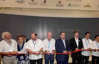 Acompañado por Enrique de la Madrid, Roberto Borge inaugura el pabellón de Quintana Roo en el Tianguis Turístico de México, Guadalajara 2016