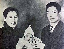 Lee Hoi-chuen with his wife and baby Bruce Lee in 1940