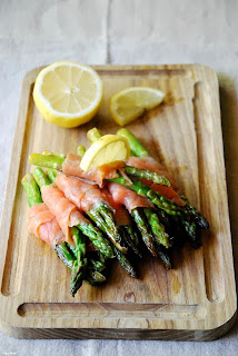 Espárragos a la mantequilla de limón con salmón ahumado. 