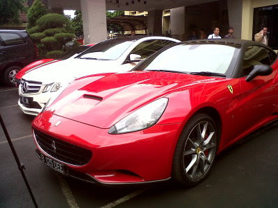 Mobil Ferrari dan Mercy milik Inong Melinda alias Melinda Dee yang disita 