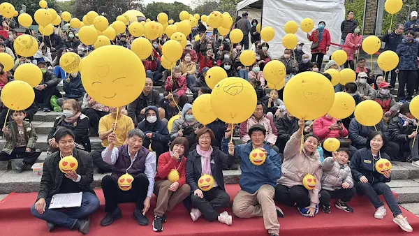 ▲2025彰化月影燈季系列活動「畫出emoji 情人齊放閃」於今天西洋情人節傍晚在八卦山大佛風景區參佛道階梯公開放閃。（記者林明佑攝）