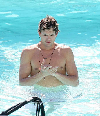 Nipple Sighting: Ashton Kutcher