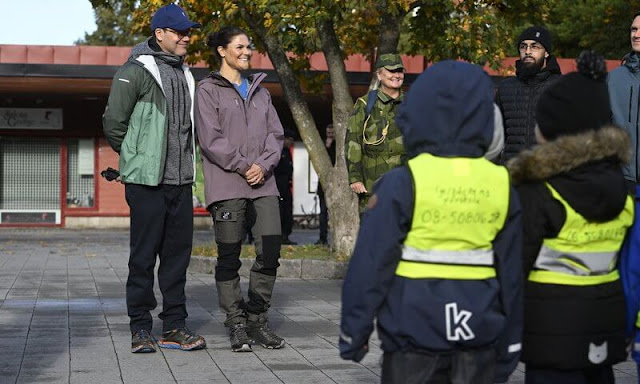 Princess Victoria is wearing a purple jacket by Houdini and Houdini green and black pants. Haglöfs L.I.M Proof jacket