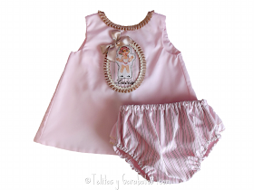 Conjunto de vestido-mandil y braguita cubrepañal para bebé niña. Tiene la opción de personalizarlo con el nombre bordado.