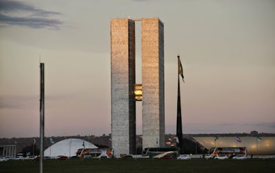 A Foto mostra o suntuoso Prédio do Congresso Nacional, composto com a Câmara dos deputados e do Senado Federal, em Brasília a  Capital do Brasil.