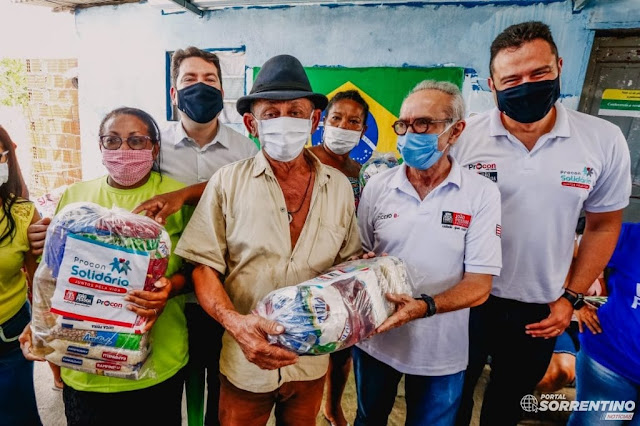 Cícero Lucena entrega cestas básicas e kits de enxoval à instituição Dona Boneca, em Mangabeira