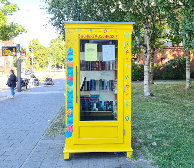 Bücherschränke: Glücksorte für alle Leseratten & Bücherschränke in Kiel und Umgebung. Oft sind es alte Telefonzellen oder wie hier in Wellingdorf extra angefertigte Schränke, die als Büchertauschboxen dienen.
