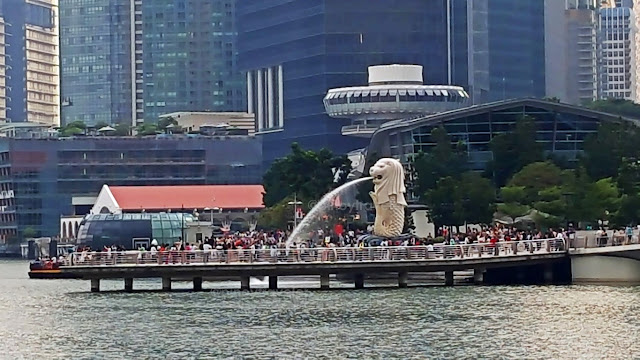 view of the merlion from the esplanade area in Singapore
