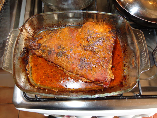 PORCIONES: 4  INGREDIENTES PARA EL COSTILLAR 1½ kg de costillar de cerdo 1 taza de vino blanco 2 tazas de agua 1 cucharadita de maicena 1 cucharadita de agua  ADOBO 2 cucharadas de perejil picado 3 dientes de ajos picados 1 cucharadita de sal  2 cucharaditas  de paprika o ají de color ¼ cucharadita de pimienta negra molida 1 cucharadita de romero seco ¼ taza de mostaza Dijon 1 cucharada de aceite  PREPARACION En un pocillo mezclar bien todos los ingredientes para el adobo. En una bandeja de hornear poner 1 taza de vino blanco. Secar el costillar con papel toalla, ponerle toda la pasta de adobo alrededor del costillar y dejar reposando a temperatura ambiente por 1 hora. Precalentar el horno a 232˚C / 450˚F. Poner a asar el costillar por aproximadamente 1hora y 45 minutos. Dar vuelta el costillar cada 25 minutos. Agregar toda el agua a medida que los líquidos se están secando. Una vez cocinado el costillar, poner los jugos en una ollita y poner a hervir suavemente el líquido. Disolver la maicena con la cucharadita de agua y agregar a la salsa lentamente y revolviendo al mismo tiempo. Dejar cocinado por 2 minutos. Cortar el costillar y servir con la salsa.