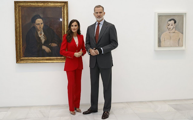 Carolina Herrera 2019 Pre-Fall collection. Queen Letizia wore a red longline suit jacket by Carolina Herrera