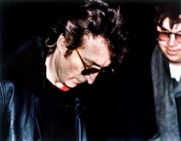 Ultimate Collection Of Rare Historical Photos. A Big Piece Of History (200 Pictures) - John Lennon and Mark Chapman