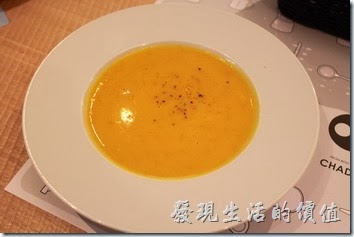 台南-咖啡茶朵Chador。這是額外加點的南瓜濃湯，NT$30。南瓜濃湯的表現也是普通，我要強調不是不好喝，而是沒有特色，建議可以加些胡椒來提味。