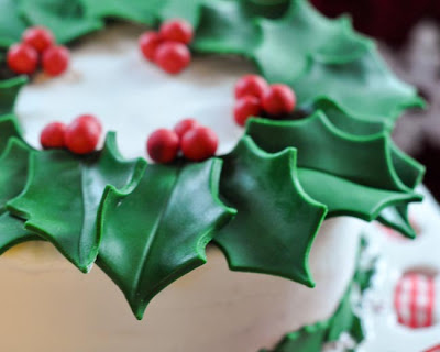http://bekicookscakesblog.blogspot.com/2012/12/easy-christmas-wreath-cake.html