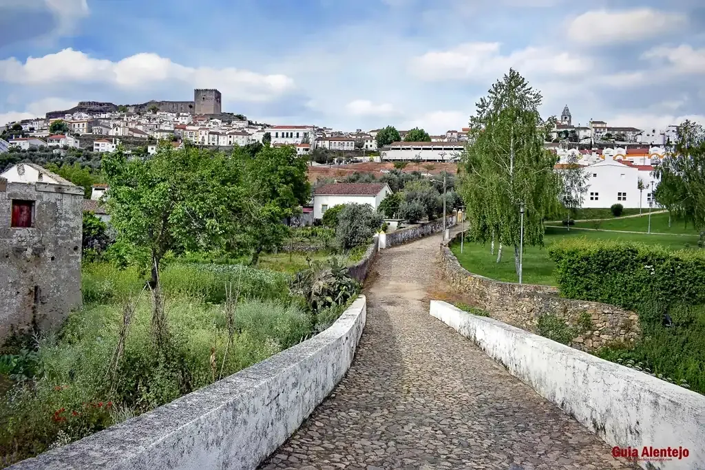 uma-das-entradas-para-a-vila-de-castelo-de-vide-com-o-guia-alentejo