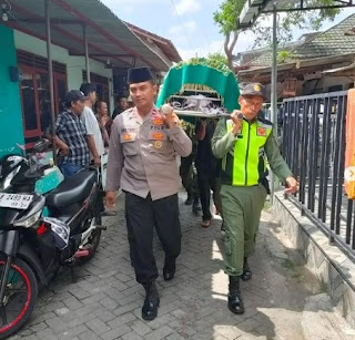 Wujud Penghormatan, Bhabinkamtibmas Giwangan Ikut Mengusung Jenazah Almarhum Anggota Linmas 