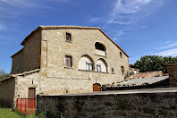 La façana sud-est de Cal Gavatx, masia pertanyen al terme de Montclar