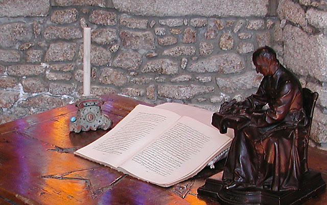 Mesa sobre a qual, São Luis Grignon escreveu o Tratado, e facsímile  do livro em que anuncia esses Apóstolos dos Últimos Tempos