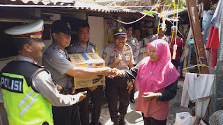 Peduli Sesama, Polsek Kraton Berikan Bantuan Sembako Kepada Warganya