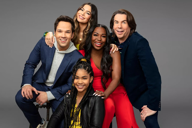 Jaidyn Triplett as Millicent, Jerry Trainor as Spencer, Miranda Cosgrove as Carly, Nathan Kress as Freddie, Laci Mosley as Harper in 'iCarly' Season 2 on Paramount+.