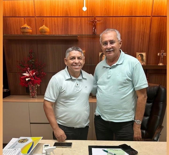 À direita, Nezinho farias prefeito de horizonte | Foto: Rogério Matias.