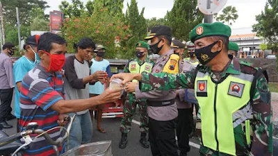 Sinergisitas TNI-Polri Purbalingga MembagikanTakjil dan Masker