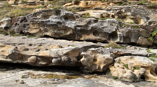 Estrato de areniscas con paramoudras, Jaizkibel, Gipuzkoa, Euskadi