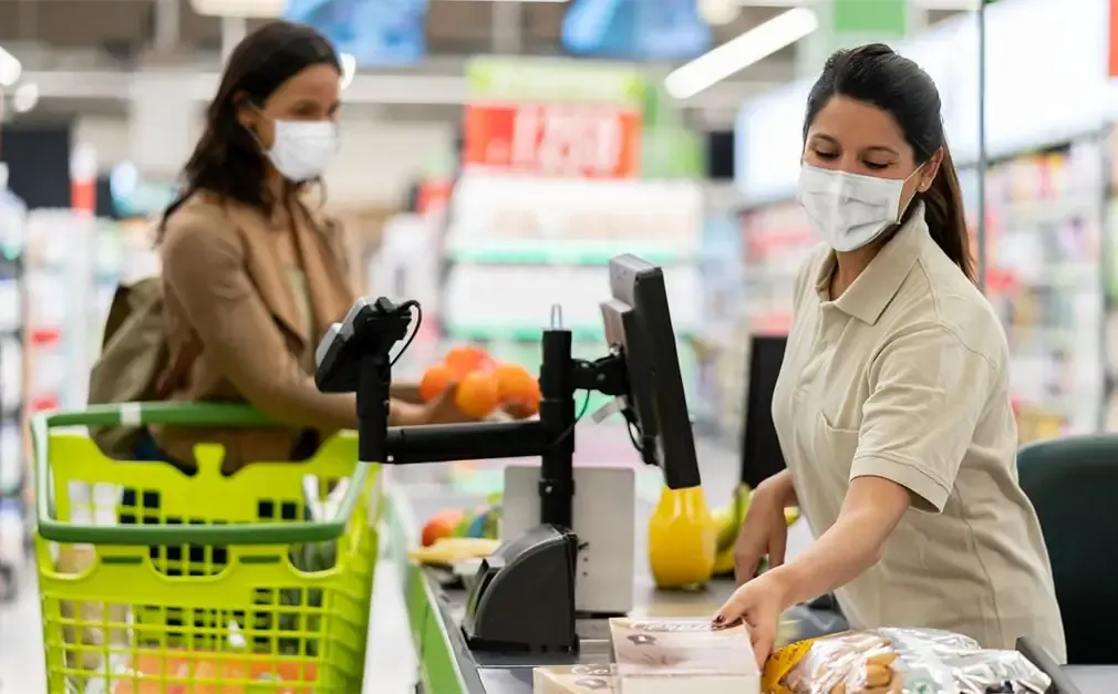 Una giovane donna al lavoro