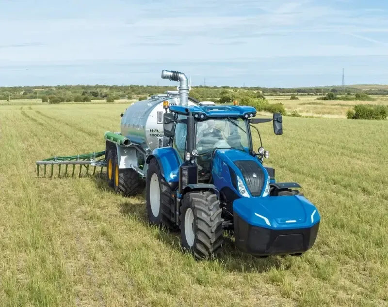 Trator em uma campo na cor azul