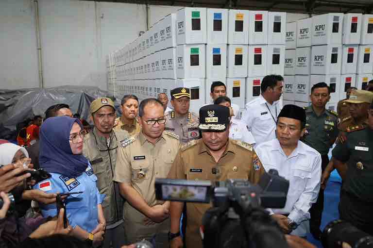 Walikota Makassar Bersama Pj Gubernur Sulsel Meninjau Gudang Logistik Pemilu Kota Makassar