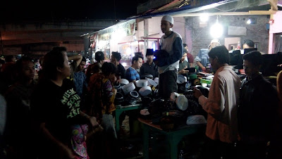 Penjual peci di pasar tumpah balaraja