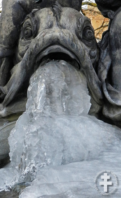 NANCY (54) - Place Stanislas : Fontaine de Neptune gelée !