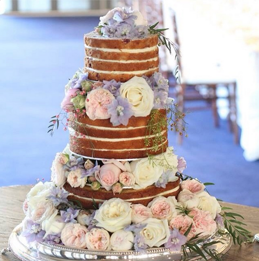 bröllopstårta med rosor, bröllopstårta med rosor, tårta med blommor, wedding cake with flowers, cake topper, cake with roses, wedding cake with roses