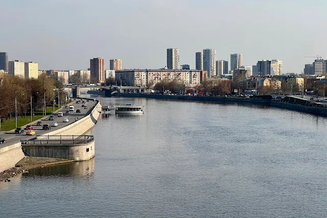 вид с Большого Краснохолмского моста, Краснохолмская набережная, Москва-река