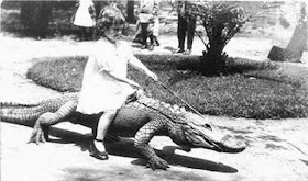 Niños jugando con caimanes a principios del siglo XX