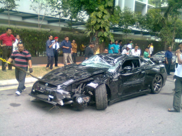 Malaysia Supercar Nissan GTR35 crashed at Jalan Ampang Driven by Car Jokey