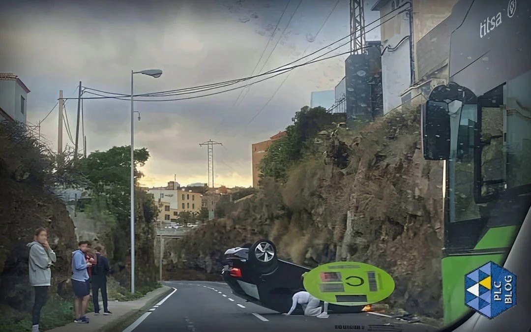 Vehículo volcado en medio de la calzada (Foto: Policía Local de Canarias Blog).