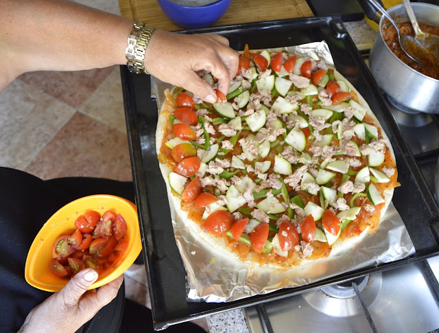 Marokanka przyrządza pyszną domową pizzę z czterech serów i z łososiem