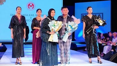 Kain Tenun Kajang dan Bira Tampil di Pekan Mode Nona Fashion Week 2022