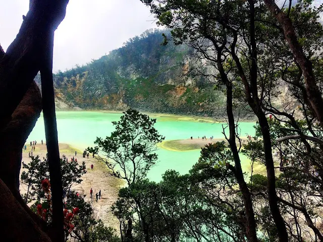 foto pemandangan indah kawah putih