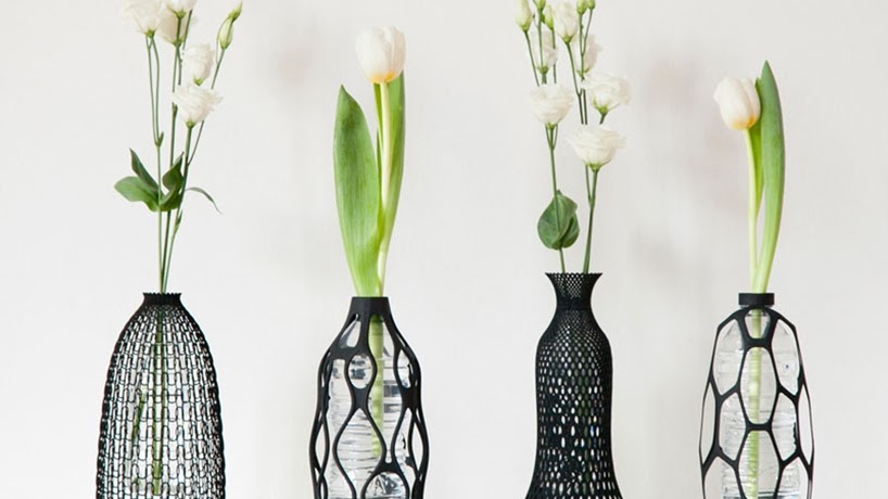 Vasijas escultóricas impresas en 3D diseñadas para utilizar una botella de plástico en su interior
