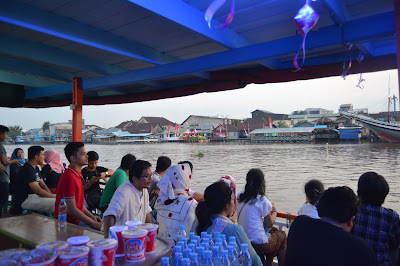 Suasana dalam kapal wisata menyusuri sungai Kapuas Blogger Pontianak