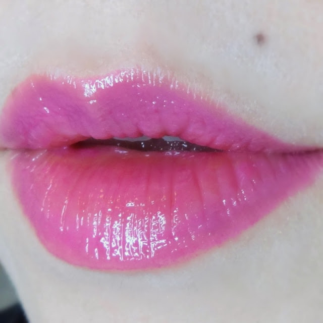 Gucci Glow & Care Shine Lipstick 402 Vantine Fuchsia swatch