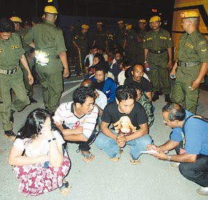 (Berita Dari Sabah) 100 illegals detained in Sandakan