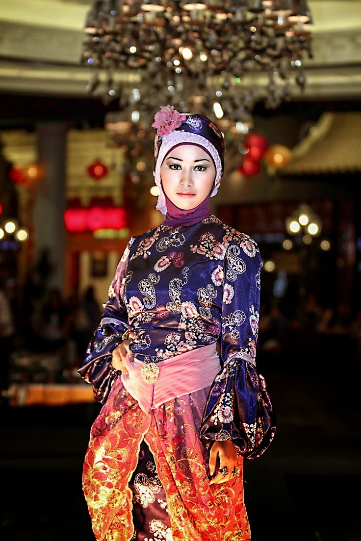  Model  baju batik  pesta  wanita  muslim modern