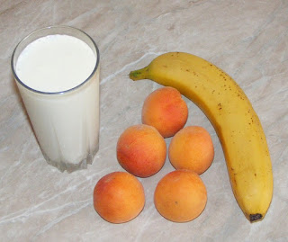 retete cu lapte si fructe, retete cu banane si caise, ingrediente milkshake,