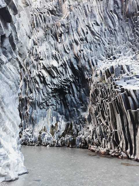 Gole dell’Alcantara - skały z bazaltu