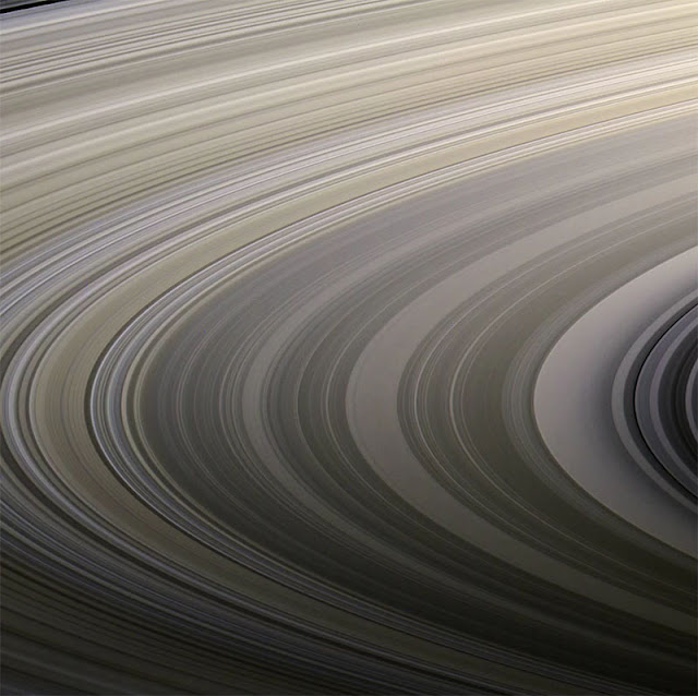 As cores dos aneis de Saturno - NASA - JPL-Caltech - Space Science Institute