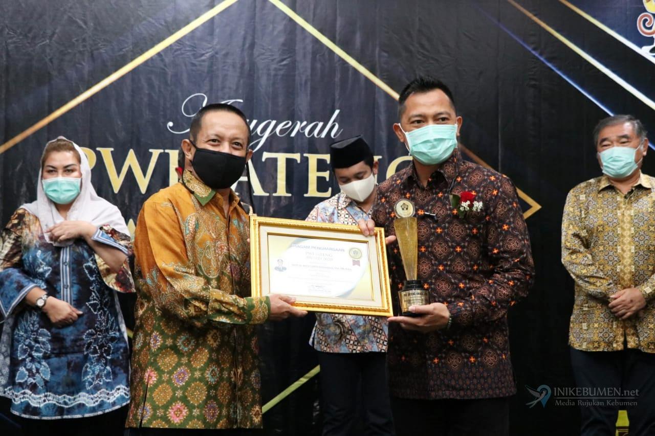 Bersama Irwan Hidayat, Kapolres Kebumen Raih Penghargaan PWI Award Jateng